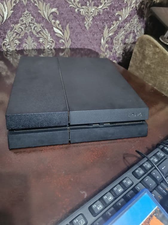 Продаю  Плэйстейшен  PS4. Свой — 4