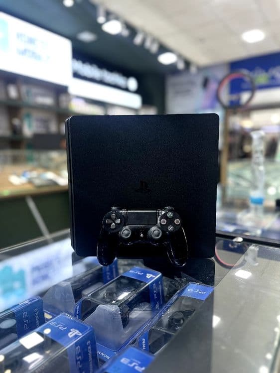 Ps4 slim 1TB b/u 250$ — 1