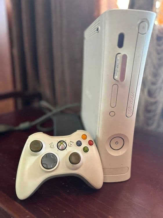 Xbox 360 Arcade. Привозили в 2010 году из Китая. Оригинал, не прошитый — 2