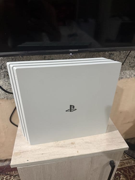 PlayStation 4 Pro White 1TB почти как новый — 2