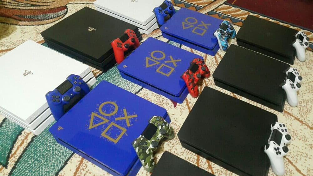 Playstation 4 PRO. { 4K }. HDR. + Joystick + GAMES. — 1