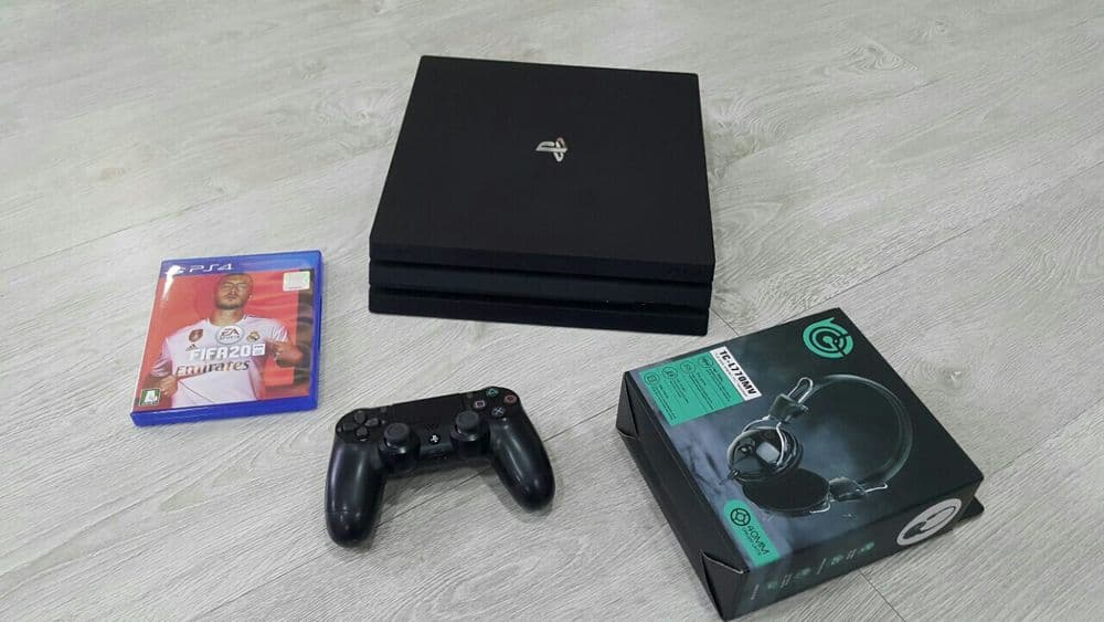Playstation 4 PRO. { 4K }. HDR. + Joystick + GAMES. — 2