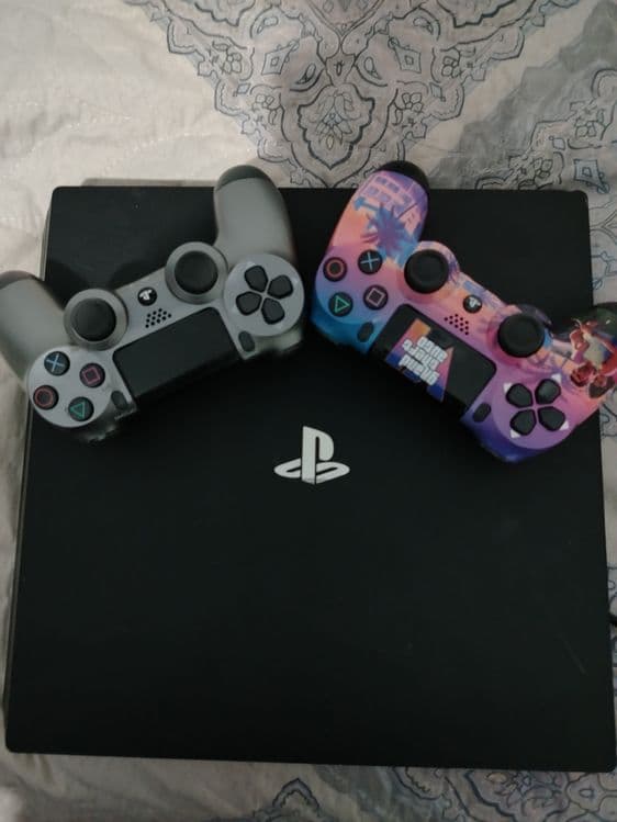 Продаётся PlayStation 4 pro 1 tb — 1