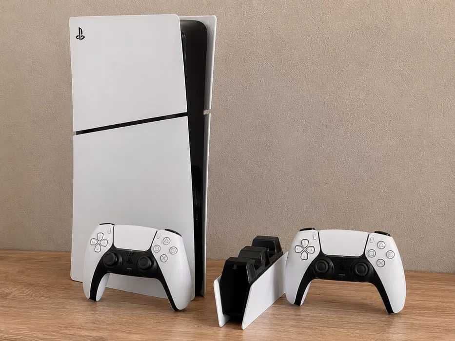 PlayStation 5 (PS5, версия с дисководом), 2 джойстика + игры — 3