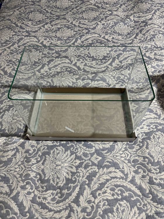 Yangi akvarium sotiladi — 2