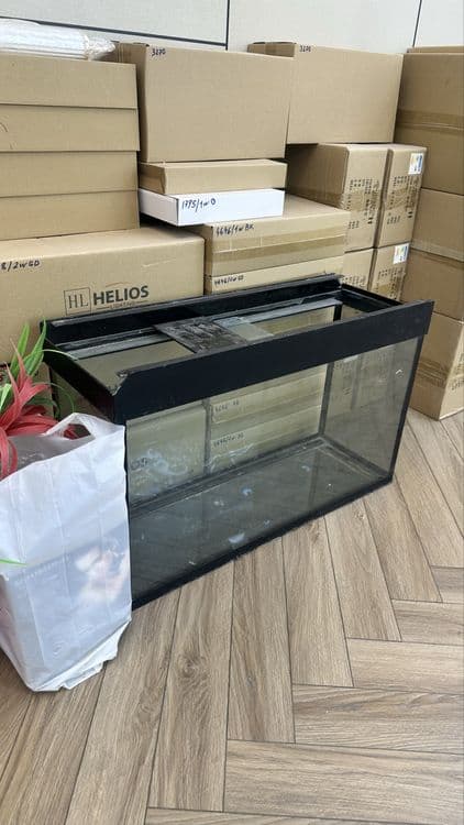 Akvariyum sotiladi yaxwi xolada tozza — 2