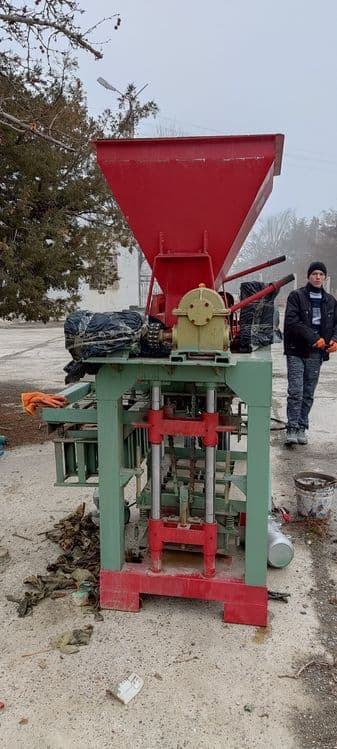Шлака блок апарати сотилади янгидек турибди ленталик 5 хил колипи бор — 4