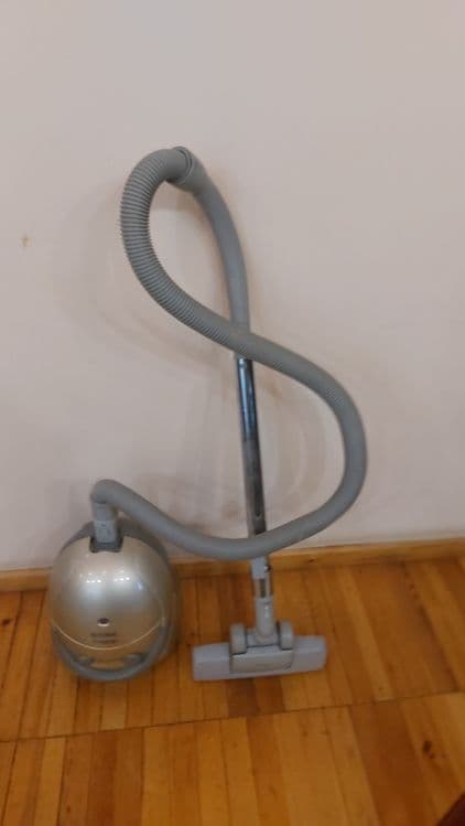 Пылесос марки BORK  1700W MAK — 1