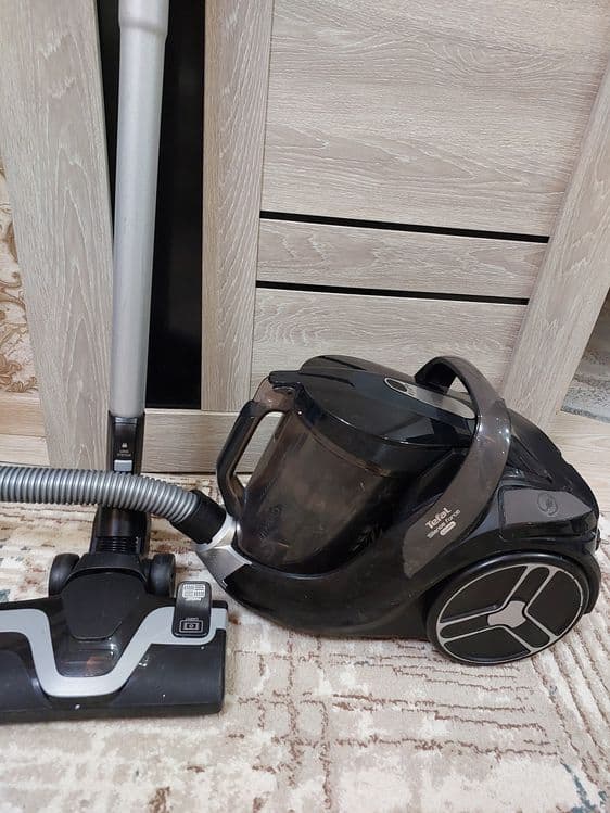 Пылесос фирмы"Tefal"В хорошем сострянии Работает отлично Торг уместет — 5