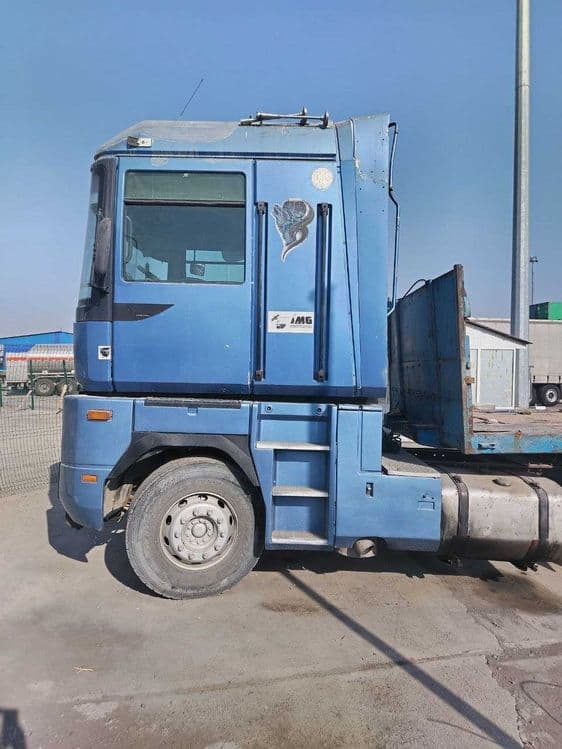 Организация продаёт тягач RENAULT — 1