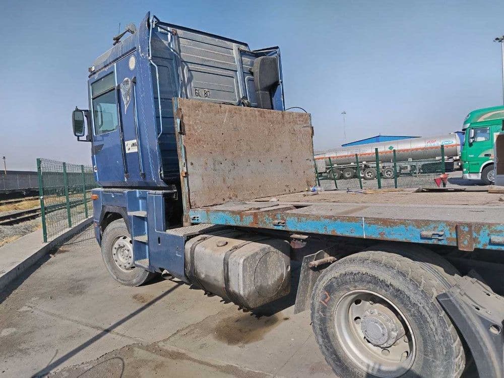 Организация продаёт тягач RENAULT — 2