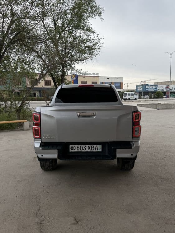 Isuzu D-Max 2023 pikap — 4