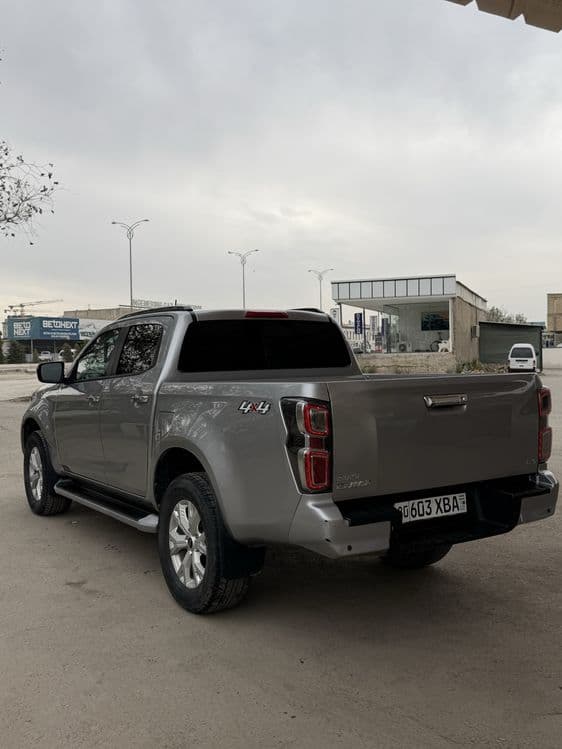 Isuzu D-Max 2023 pikap — 5