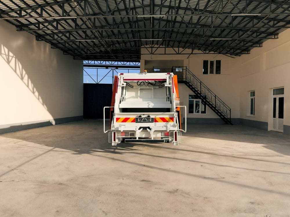 Мусоровоз 8+1м3 - на шасси ISUZU NQR 90 L-K — 3