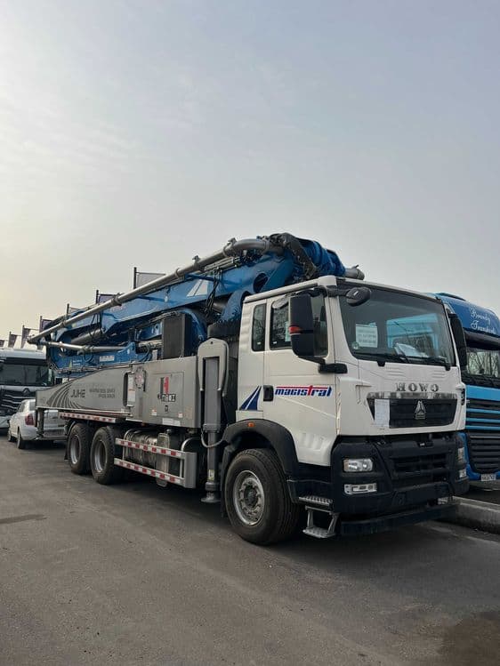 Автобетононасос марки JIUHE JH52 на шасси HOWO TX (52 метр) — 1