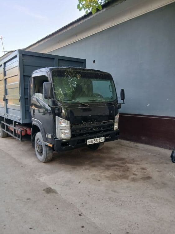 Isuzuni bortli Samasvali.Holati a'lo. — 2