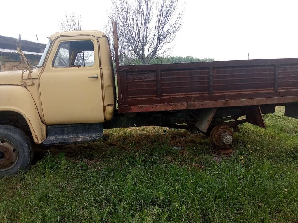 Gaz 52 furgon sotiladi — 1