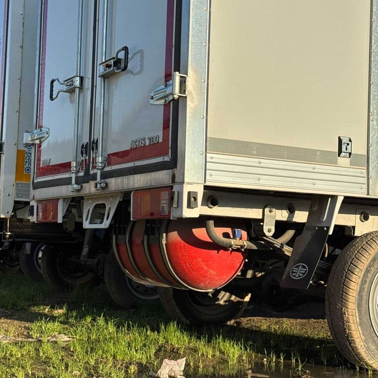 Bortavoy Tentovka Zavodskoy Metan Gaz Sotiladi FAW Mini yuk mashinasi. — 2