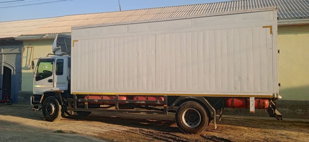 Isuzu FVR 33 Furgon — 4