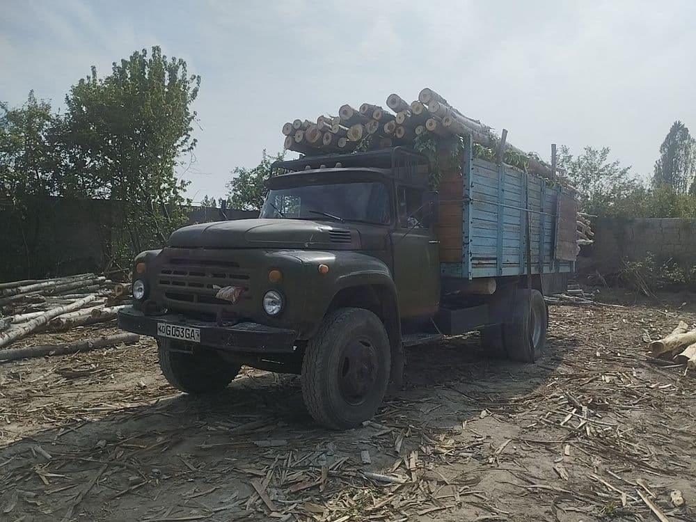 Samosval Zil 130 Yil 1982
Bort ichi qalin list qoplangan 
Zil 10 to — 2