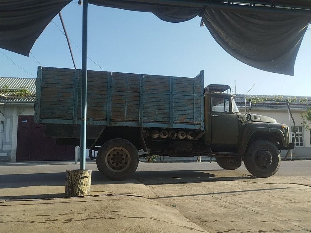 Samosval Zil 130 Yil 1982
Bort ichi qalin list qoplangan 
Zil 10 to — 5