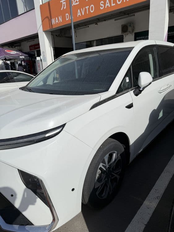 Maxus Mifa M9 mini van — 2
