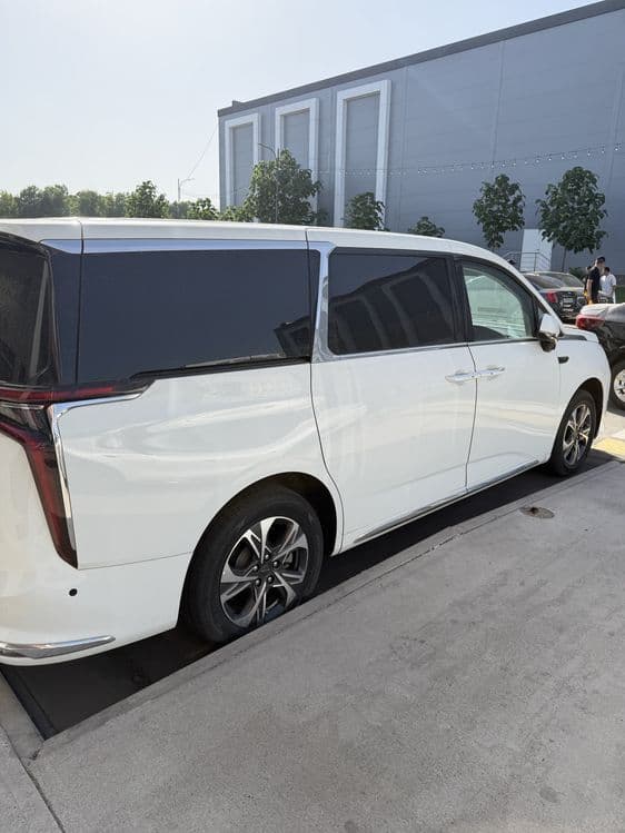 Maxus Mifa M9 mini van — 4