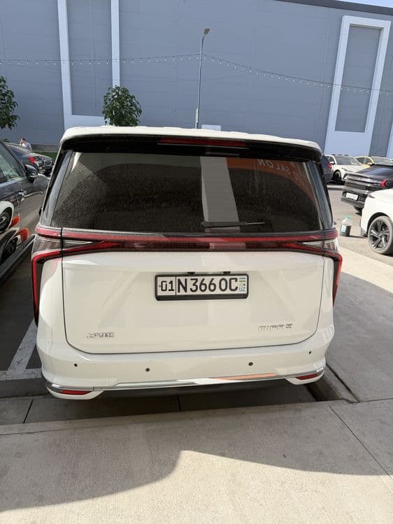 Maxus Mifa M9 mini van — 5