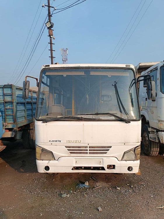 Andijon viloyati Paxtaobod tumanida Isuzu SAZ NP37 avtobusi sotilmoqda