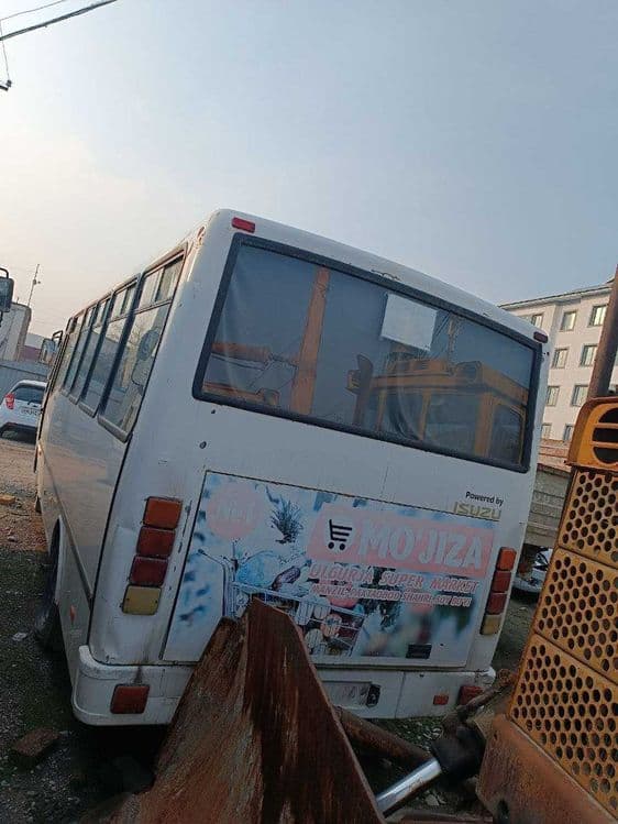 Andijon viloyati Paxtaobod tumanida Isuzu SAZ NP37 avtobusi sotilmoqda — 2