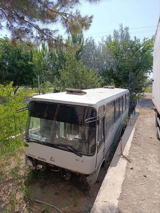 Автобус продаёт без рамы. — 1
