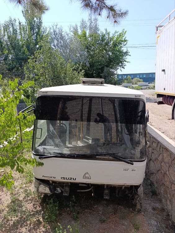 Автобус продаёт без рамы. — 2