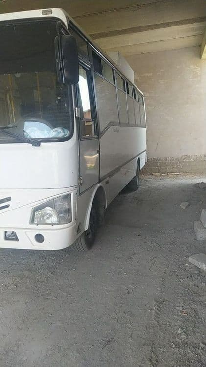 Avtobus sotiladi Isuzu Np21 — 2