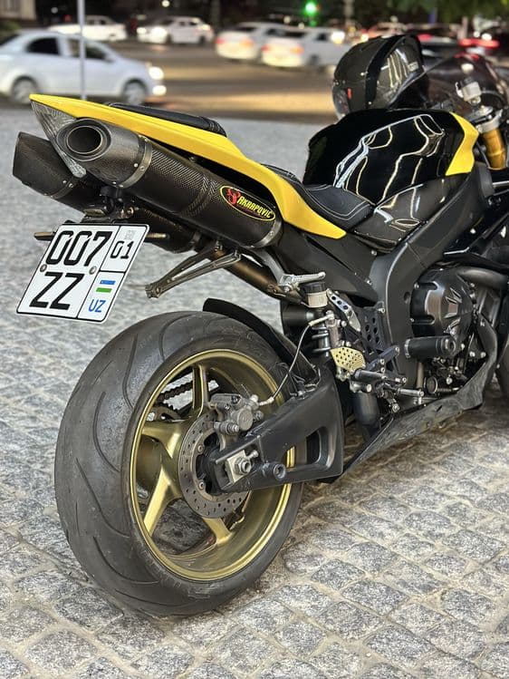YAMAHA R1 2007yil karbon detala bor — 2
