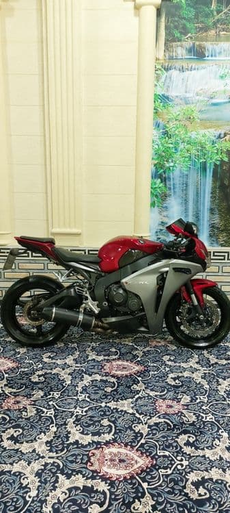 Honda cbr1000rr fireblade — 1