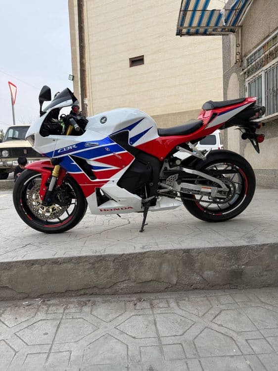 Honda 600SBR RR sport bike — 3