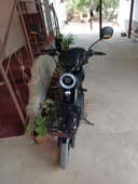 Model: Bu Drongo R-14 elektr skuteri bo'lib, zamonaviy shahar aholisi