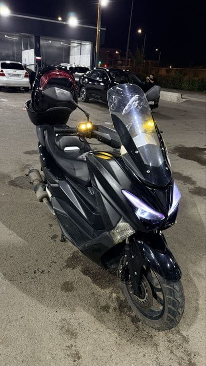 Yamaha T Max ultra 200cc skuter — 2
