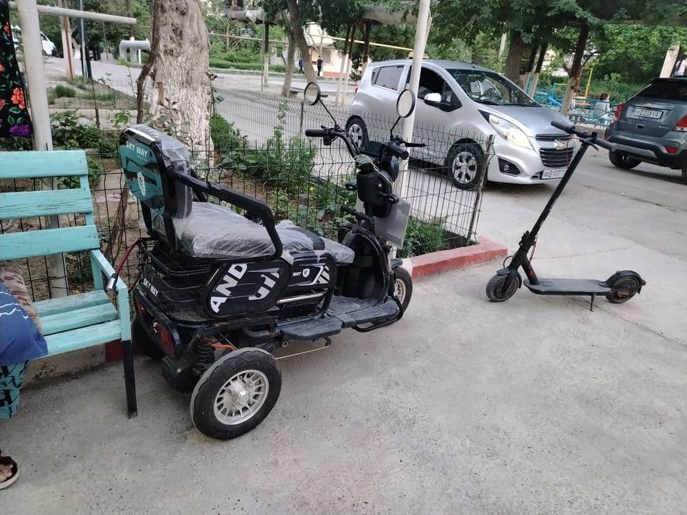 Трицикл, мопед 3 человека помещается — 3