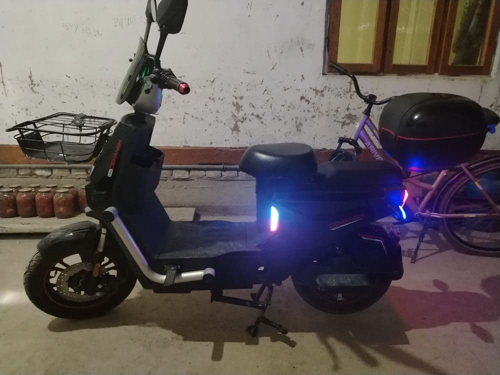 Skuter qora avtomat karobka — 2