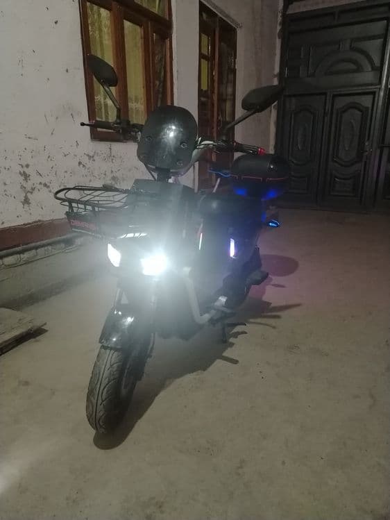 Skuter qora avtomat karobka — 3