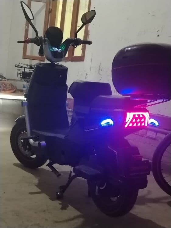 Skuter qora avtomat karobka — 5