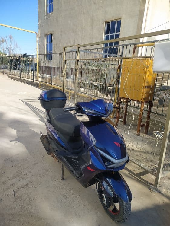 BENZINLI SKUTER oladigon aloqa chiqorasila
TEZLIGI 70/80
BENZIN 4 TA P — 3