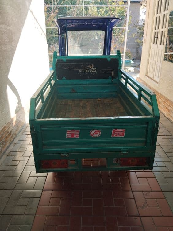 Elektor skuter kabinasi bilan — 2