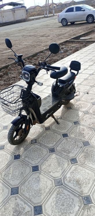 Skuter choʻntak faqat 4 ta akumlyatori ketkan — 4