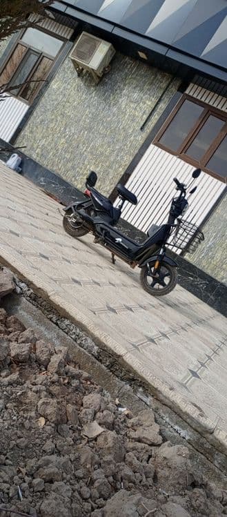 Skuter choʻntak faqat 4 ta akumlyatori ketkan — 5