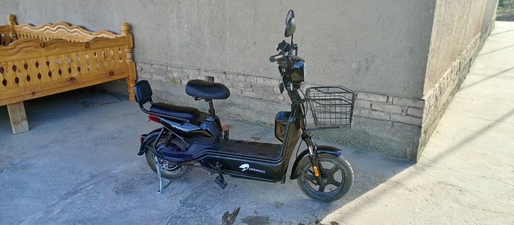 Skuter choʻntak faqat 4 ta akumlyatori ketkan — 6