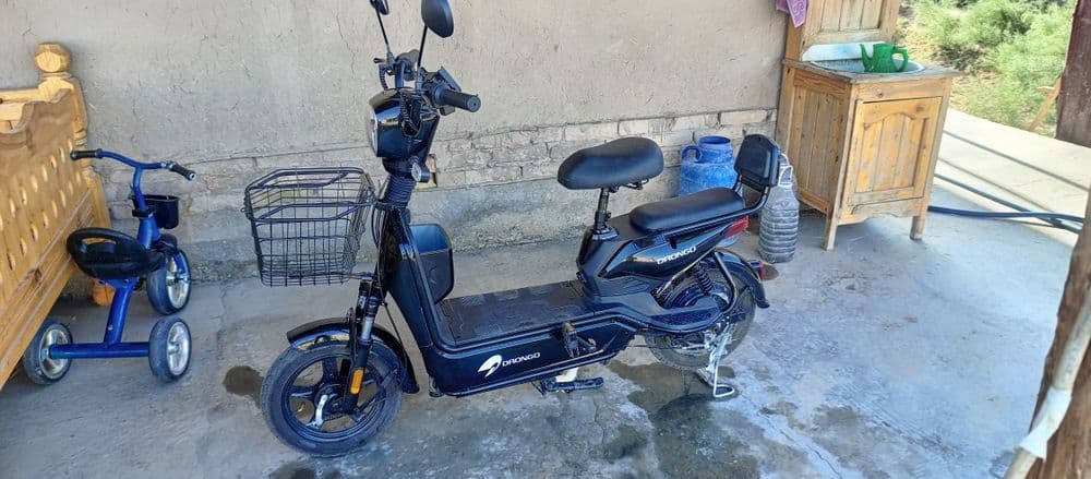 Skuter choʻntak faqat 4 ta akumlyatori ketkan — 8