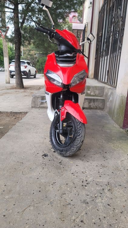 Skutr sotiladi 125 kub — 1