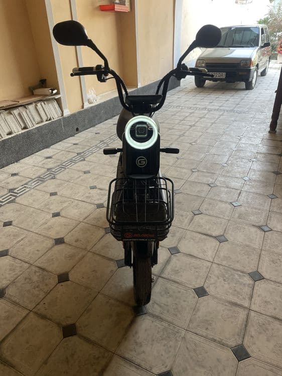 Tesla skuter sotiladi — 2